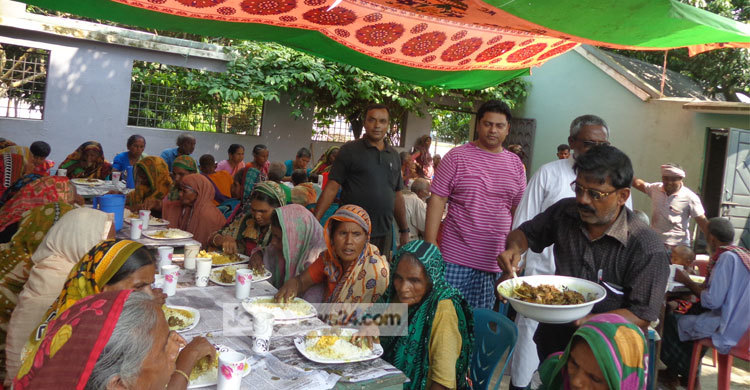 ৩০০ ভিক্ষুককে খাওয়ালেন উপজেলা চেয়ারম্যান