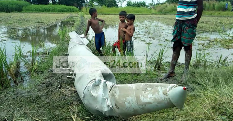 ধানক্ষেতে মিলল বিমানের ২ ফুয়েল ট্যাংক
