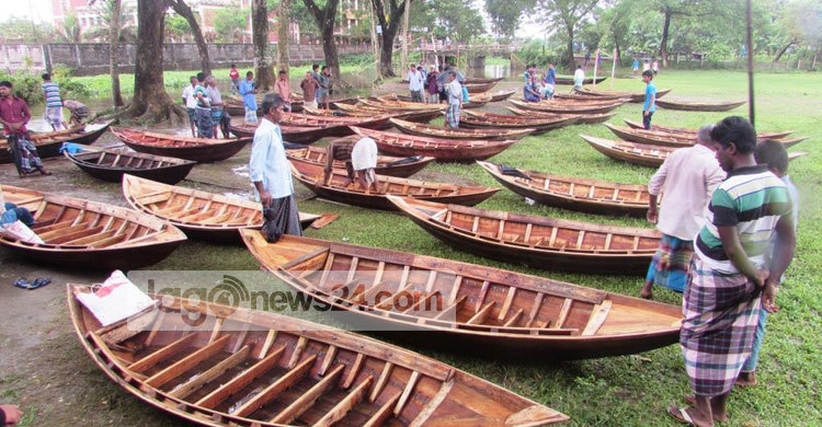 বিক্রি কমেছে নৌকার হাটে