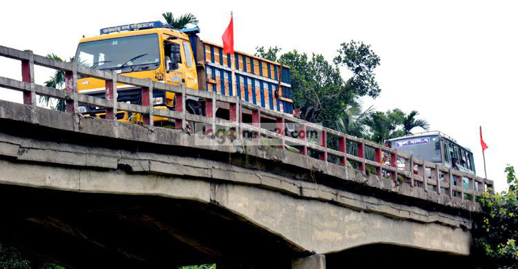 ঝুঁকিপূর্ণ মহাস্থান সেতু দিয়েই চলছে হাজার হাজার যান