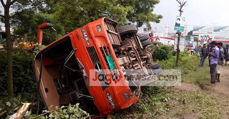যাত্রীসহ উল্টে গেল এনা পরিবহন