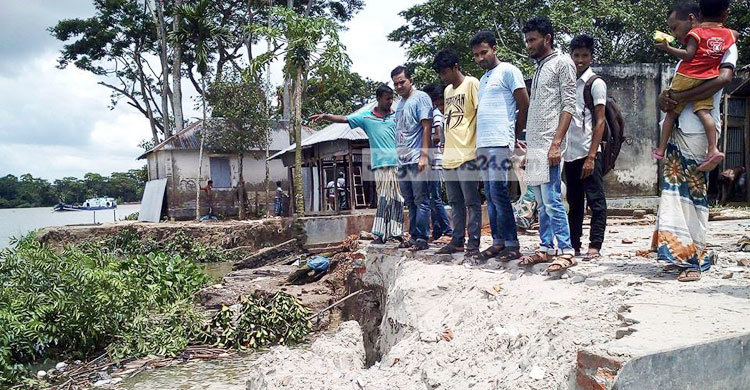 এক রাতে ১০ ব্যবসা প্রতিষ্ঠান নদীগর্ভে বিলীন