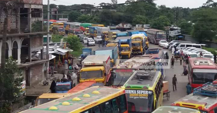 ঢাকা-চট্টগ্রাম মহাসড়ক : পিছু ছাড়ছে না যানজট