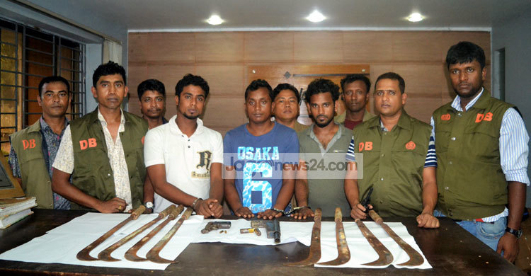 কুমিল্লায় ৪০ লাখ টাকা ছিনতাই : অস্ত্রসহ গ্রেফতার ৩