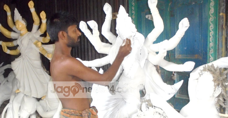 শিল্পীর হাতে সাজছে প্রতিমা