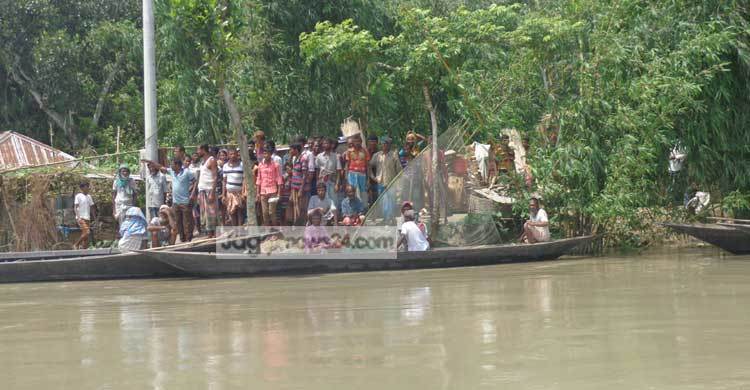 নৌকা দেখলেই ছুটে আসে মানুষ