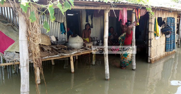 বগুড়ায় পানি কমলেও দুর্ভোগ বাড়ছে বানভাসিদের