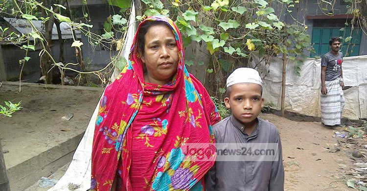 পায়ের নিচে ফেলে ছাত্রকে নির্যাতন, ভিডিও ভাইরাল