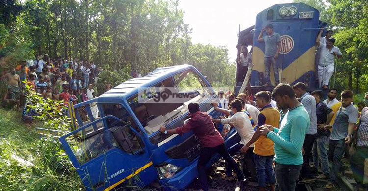 কালিয়াকৈরে পিকআপে ট্রেনের ধাক্কায় নিহত ২