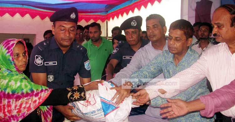 পুলিশের পক্ষ থেকে শরীয়তপুরে ত্রাণ বিতরণ