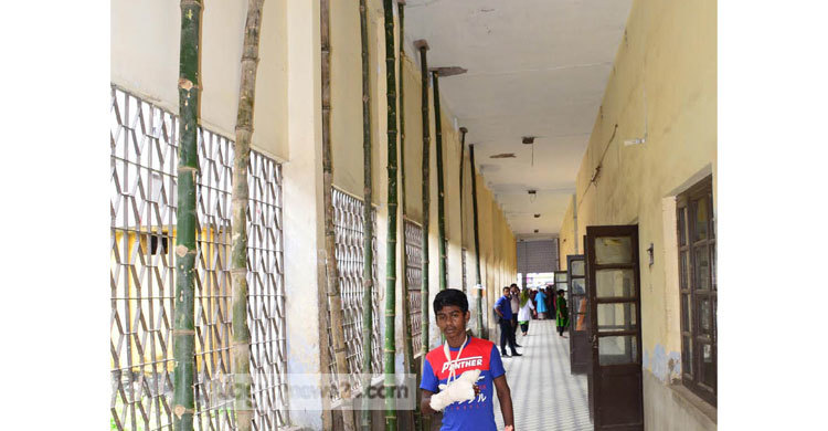 ছাদের ধস ঠেকাতে বাঁশের খুঁটি, তারই মাঝে চিকিৎসা!