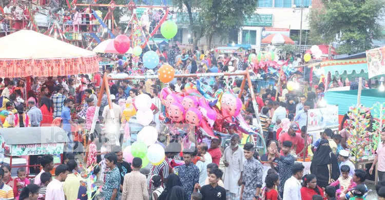খুলনার বিনোদন কেন্দ্রগুলোতে উপচেপড়া ভিড়