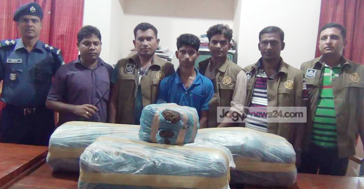 কিশোরগঞ্জে পিকআপ ভর্তি গাঁজাসহ আটক ১