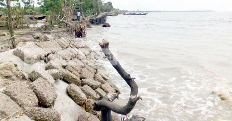 প্রকল্পের অর্থ লুটপাট : পানিবন্দি কলাপাড়ার সহস্রাধিক মানুষ