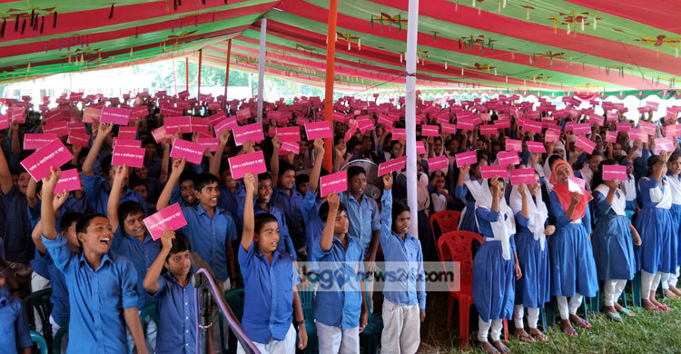 মাদক ও বাল্যবিয়েকে লাল কার্ড শত শিক্ষার্থীর