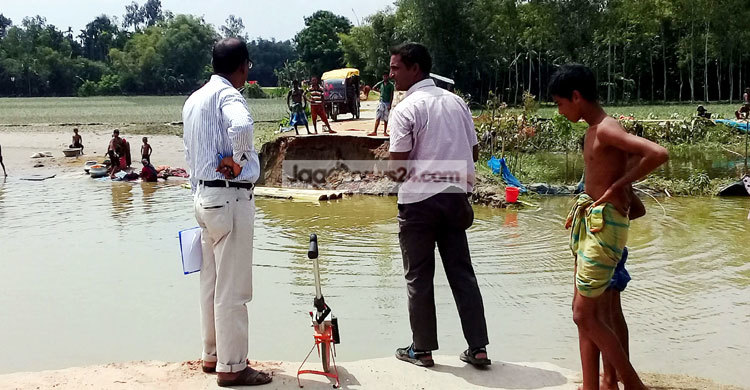 কুড়িগ্রামে বন্যায় ভেঙে পড়েছে যোগাযোগ ব্যবস্থা