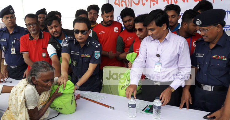 কুড়িগ্রামে বন্যার্তদের মাঝে পুলিশের ত্রাণ বিতরণ