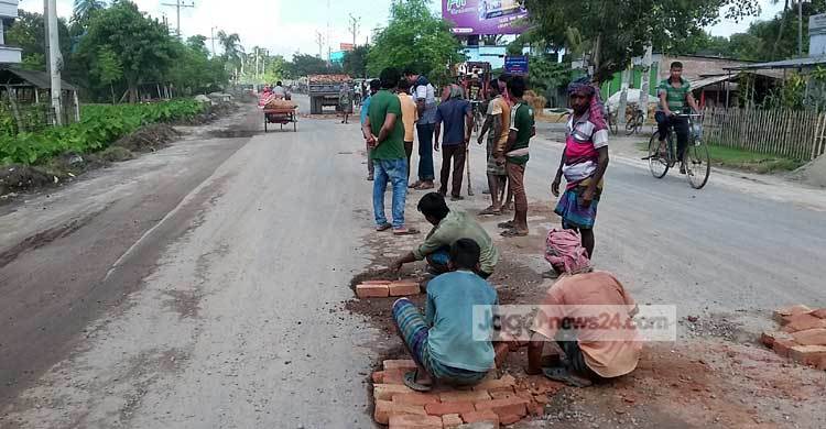 সামনে ঈদ, চলছে তড়িঘড়ি মেরামত