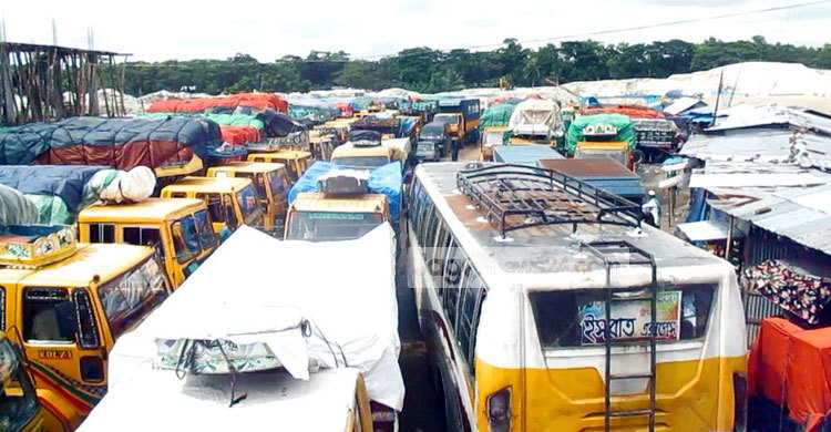 লক্ষ্মীপুর-ভোলা নৌরুটে যানবাহন আটকে দুর্ভোগ