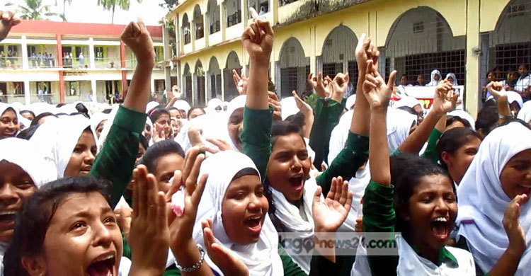 শিক্ষকের শিফট পরিবর্তন, ছাত্রীদের বিক্ষোভ