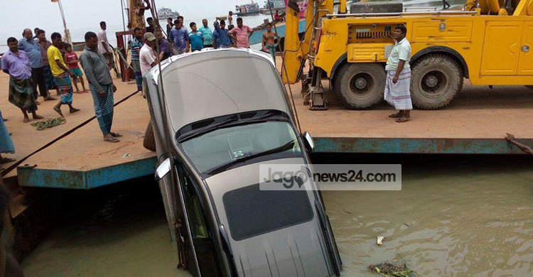 পন্টুন থেকে ছিটকে নদীতে জিপ