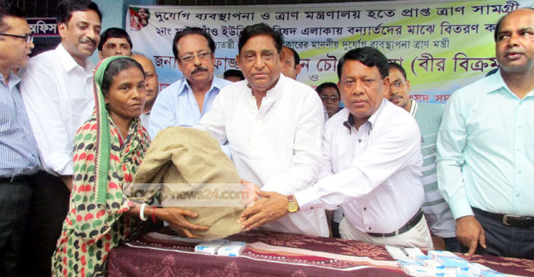 ত্রাণমন্ত্রীর কাছে ত্রাণ নিতে গিয়ে ৪ নারী অজ্ঞান