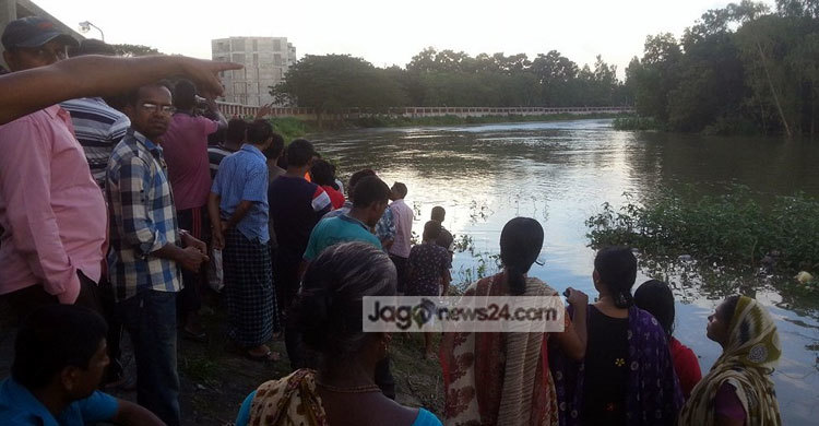 বাজি ধরে সাঁতরাতে গিয়ে যুবক নিখোঁজ