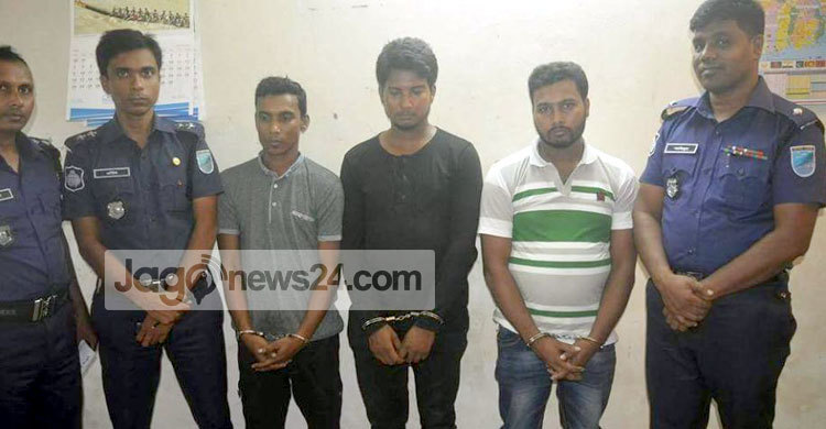 মুন্সীগঞ্জে জোড়া খুন, দেশত্যাগের সময় ৩ ভাই গ্রেফতার