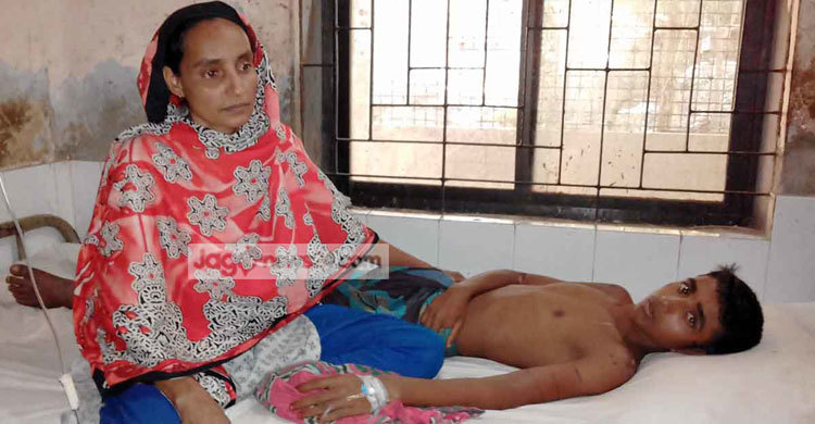 কিশোরের হাত-পা বেঁধে মধ্যযুগীয় কায়দায় নির্যাতন