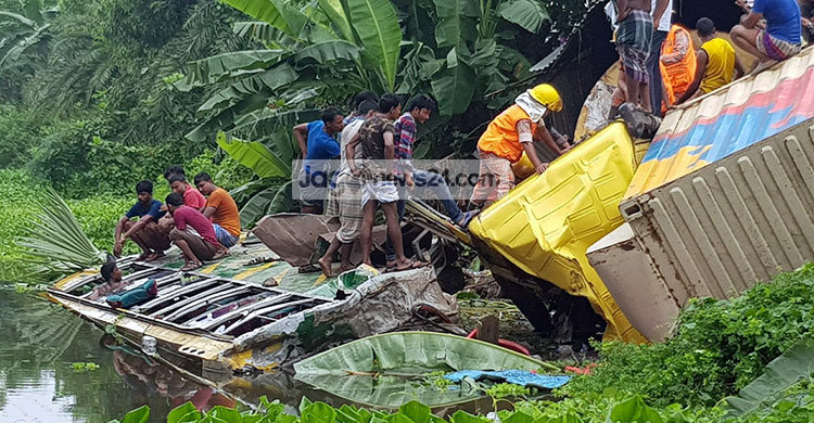 যাত্রীবাহী বাসে কাভার্ডভ্যানের ধাক্কায় নিহত ৫