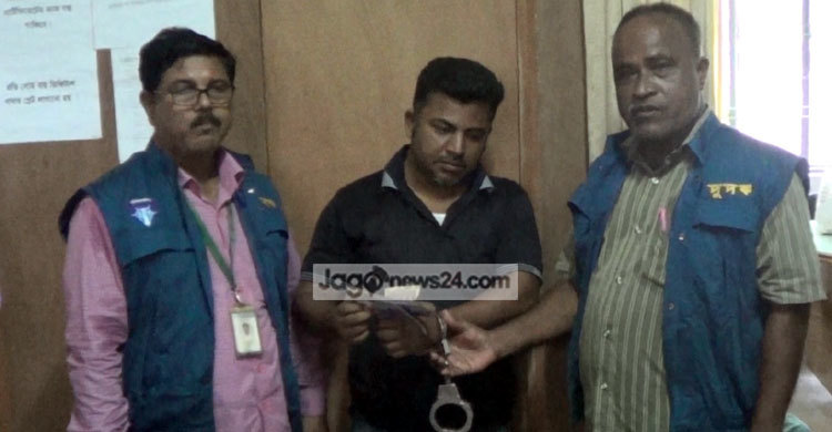 ঘুষের টাকাসহ বিআরটিএ’র কর্মচারী গ্রেফতার