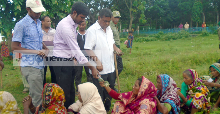 তিস্তায় ক্ষতিগ্রস্তদের মাঝে নগদ অর্থ বিতরণ