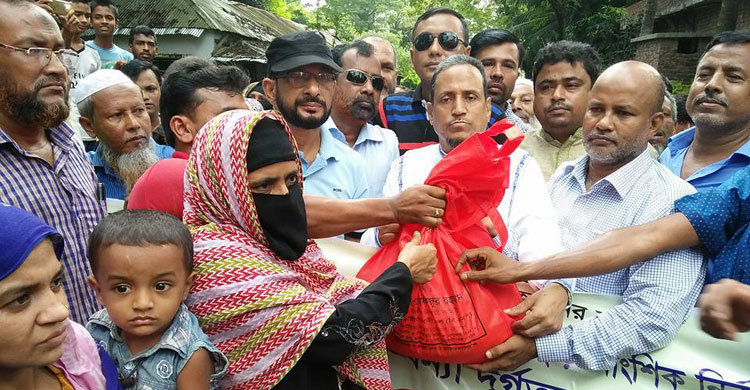 সেনবাগে বন্যার্তদের মাঝে বিএনপির ত্রাণ বিতরণ