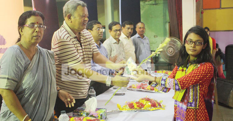 মেধাবী শিক্ষার্থীদের সংবর্ধনা