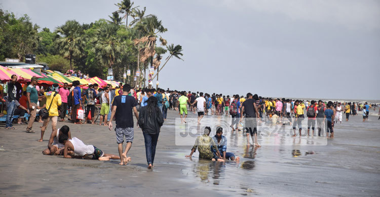 পর্যটকে মুখরিত কুয়াকাটা সৈকত