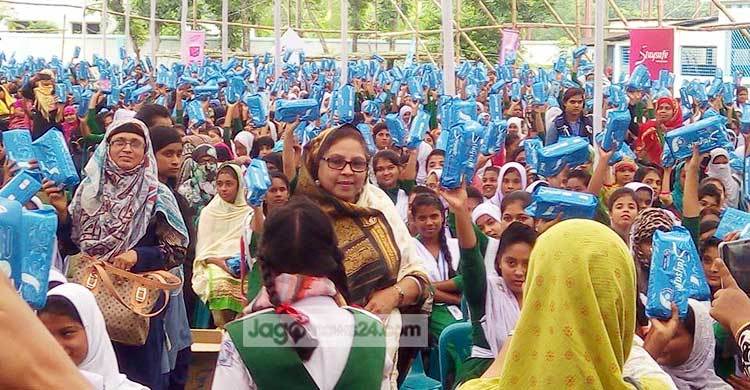 ৩ হাজার ছাত্রী পেল স্যানেটারি ন্যাপকিন