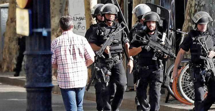 Police hunt van driver who killed 13 in Barcelona