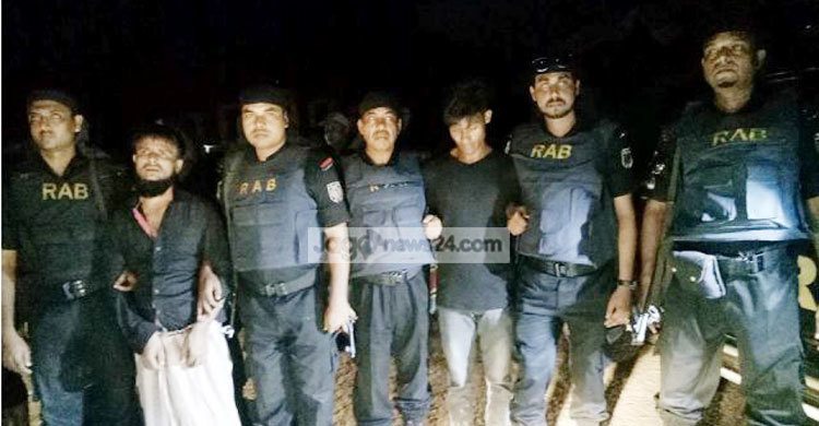 টেকনাফে ১৭টি আগ্নেয়াস্ত্রসহ ২ ডাকাত আটক