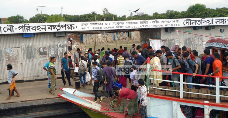 দৌলতদিয়ায় ঘরমুখো মানুষের চাপ