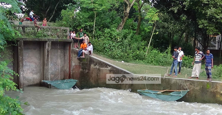 পানি কমলেও কমছে না দুর্ভোগ