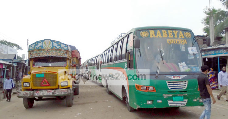 দৌলতদিয়ায় পারের অপেক্ষায় ৫ শতাধিক যান