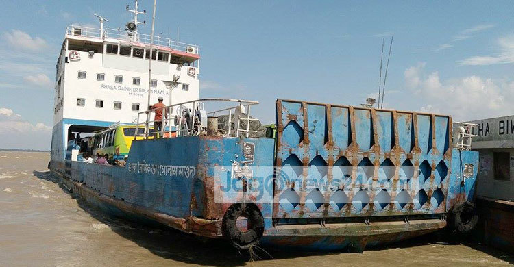 দৌলতদিয়া-পাটুরিয়া নৌরুটে ফেরি চলাচল ব্যাহত