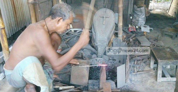 ব্যস্ততা নেই রাজবাড়ীর কামার পট্টিতে