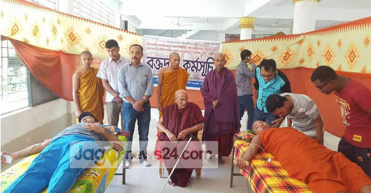 আহত রোহিঙ্গাদের জন্য রামুতে বৌদ্ধদের রক্তদান