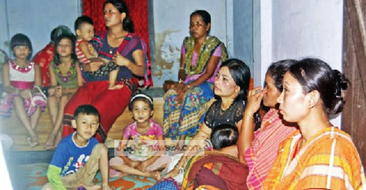 ‘এক কাপড়ে আর কত দিন আশ্রয়কেন্দ্রে থাকব’