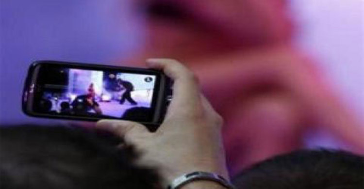 কলেজছাত্রীকে ধর্ষণ, বন্ধুদের মোবাইলে ভিডিও ধারণ