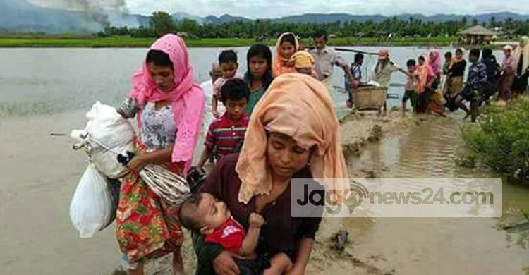 টেকনাফ স্থলবন্দরে আটকা পড়েছে ৪৪ রোহিঙ্গা মাঝি