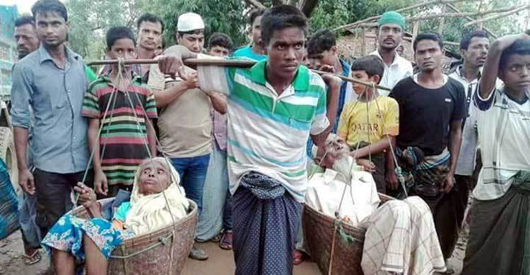 অন্ধ মা-বাবাকে কাঁধে করে ৩৯ কি.মি. হেঁটে বাংলাদেশে যুবক