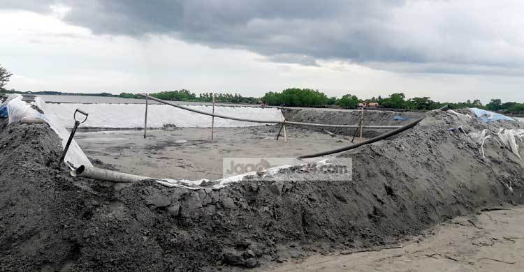 নদী থেকে বালু উত্তোলন, ভাঙনের হুমকিতে বাঁধ