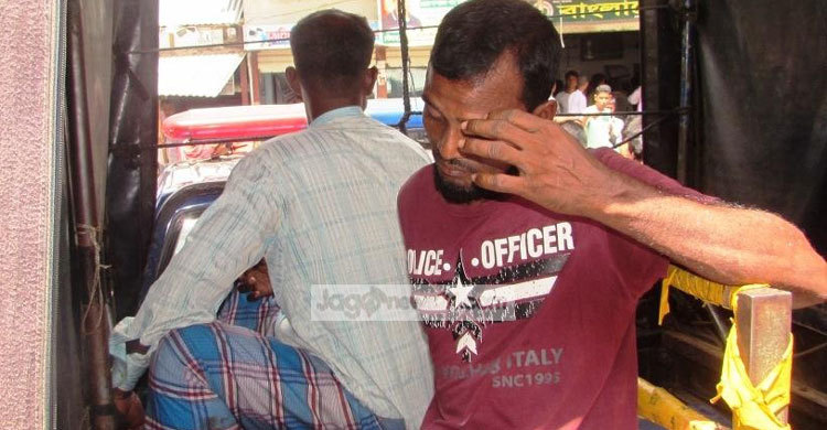 গোপনে প্রবাসীর স্ত্রীকে মিষ্টি দিয়ে দুই ইউপি সদস্য ধরা